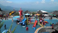 Kolam bermain dengan ember raksasa