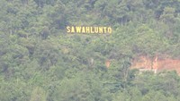 Nama Sawahlunto dalam sebuah bukit. Bak Holywood di Amerika (Afif/detikTravel)