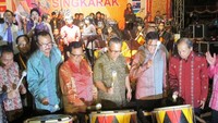 Pembukaan dengan pemukulan gendang oleh Sapta Nirwandar, Irwan Prayitno dan pejabat daerah lainnya (Afif/detikTravel)
