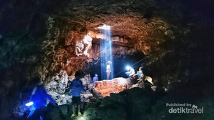 Penampakan Cahaya Surga di Gua Pandan