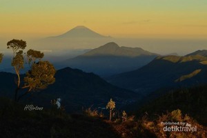 Penampakan Puncak Gunung Tertinggi Kedua di Pulau Jawa