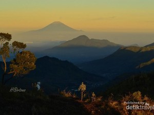 Penampakan Puncak Gunung Tertinggi Kedua di Pulau Jawa