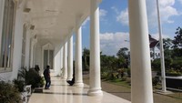 Gedung putih nampak dari dekat dekat tiang-tiang besar yang kokoh