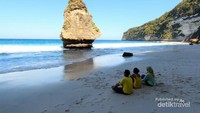 Duduk memandangai pantai yang tenang ini, pikran akan kembali fresh