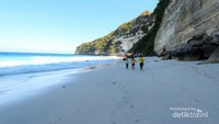 Menyusuri pantai ditemani dengan angin semilir dan deru ombak akan menenangkan pikiran yang penat
