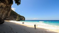 Langit yang cerah, laut biru dan pasir putih adalah kombinasi yang pas untuk rehat sejenak