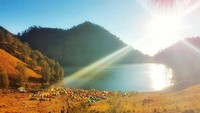 Siapapun pasti betah berlama-lama melihat alam yang indah ini.