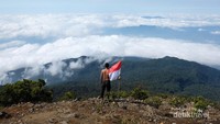 Samudera awan, pemandangan sejauh mata memandang.
