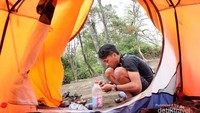 Adot teman pendakian kami, rajin cuci nesting.