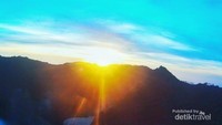 Sunrise dari puncak 3078 atap Jawa Barat