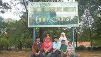 Saya bersama keluarga saat mengunjungi Pulau Onrust