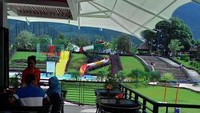 Dari restaurant bisa melihat view gunung salak