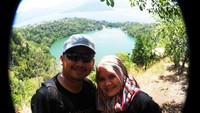 Saya dan istri berlatarkan Danau Ngade