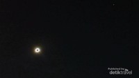 Gerhana matahari total ditemani cahaya Venus di kanan atas