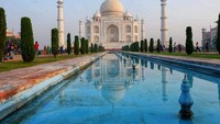 Kemegahan bangunan Taj Mahal dengan lapisan marmer yang mewah