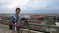 Bergaya dengan latar Bandara Soetta