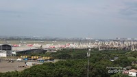 Pesawat-pesawat terlihat jelas