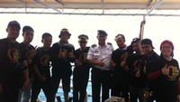 Laskar Gerhana foto bersama pejabat BAKAMLA di atas kapal