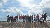 Laskar Gerhana detikcom foto bersama di Danau Kaolin,Belitung