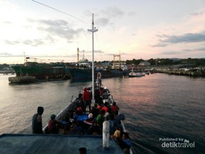 Pengalaman Melintasi Selat Sape di Sumbawa Dengan Kapal Phinisi