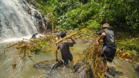 Gotong royong membersihkan curug gandu
