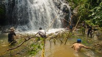 Gotong royong membersihkan curug gandu