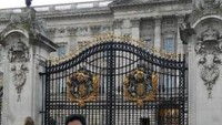Di depan Buckingham Palace
