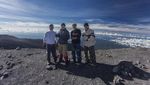 Pengalaman Menjelajahi Puncak Gunung Tertinggi di Jawa