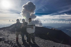Pengalaman Menjelajahi Puncak Gunung Tertinggi di Jawa