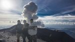 Pengalaman Menjelajahi Puncak Gunung Tertinggi di Jawa