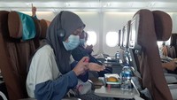 Penumpang memakai hand sanitizer sebelum makan