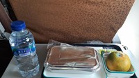 Makanan yang disiapkan menggunakan alat sekali pakai guna menghindari penularan Covid-19