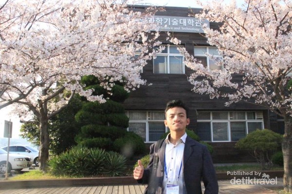 CISAK (Conferensi Indonesian Student in South Korea)2019 Busan, Korea, Maret 2019sok elegan pas musim semi. parno sepanjang jalan karen jujur w baru liat sesuatu hal keren banget kaya tata bangunan, pohon sakura dll seumurhidup. CISAK (Conferensi Indonesian Student in South Korea)2019 Busan, Korea, Maret 2019sok elegan pas musim semi. parno sepanjang jalan karen jujur w baru liat sesuatu hal keren banget kaya tata bangunan, pohon sakura dll seumurhidup.