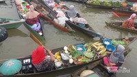 para pedagang hilir mudik menjajakan dagangannya