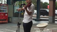 Lupakan sejenak pengamen yang dekil. Di sebuah rest area tol di Taiwan, ada pengamen yang tampil rapi, piawai bermain biola, sambil menjual CD rekaman musiknya.