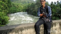 Saya berfoto dengan latar Sungai Asahan