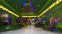 Museum Dino, patung hewan purbakala diberi keterangan berdasarkan jenis makanannya.