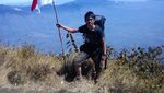 Pengibaran Merah Putih di Puncak Cikuray Saat Bulan Puasa
