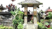 Suasana depan rumah salah-satu warga. Terlihat di dalam ada toko yang menjual cenderamata.