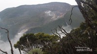 Puncak Gunung Gede dari Puncak Gunung Pangrango