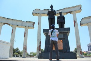 Penuh Haru di Tugu Pahlawan Surabaya