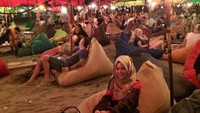 Duduk santai di bean bag chairs