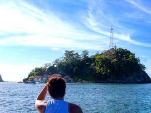 Perahu Melayang di Pulau Salando, Sulawesi Tengah