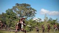 Prajurit suku dani masih menggunakan tombak dan busur tradisional dalam berperang