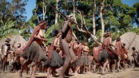 Tarian berputar yang mengakhiri ritual perang suku Dani