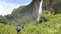 membelah hutan menuju curug