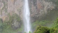 kolam kolam kecil yang masih alami, menambah kesegaran curug
