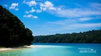 Gradasi air laut selaras dengan warna langit yang indah