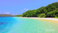 Pulau cantik ini masih sangat jarang dikunjungi oleh wisatawan, serasa pulau pribadi