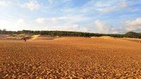 Hamparan pasir berwarna kemerahan yang akan semakin cantik jika terkena cahaya matahari yang hampir tenggelam